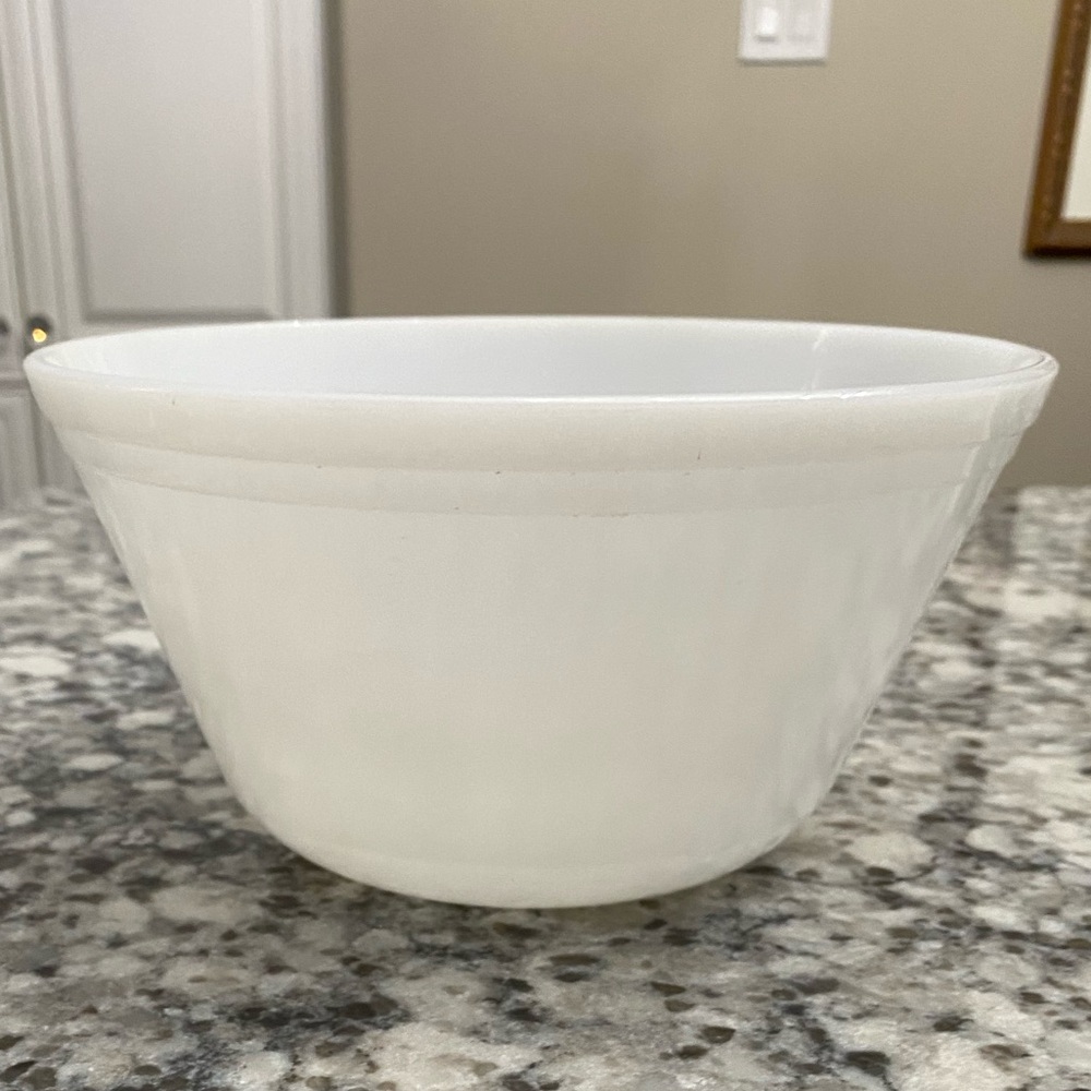 FEDERAL MILK GLASS OVEN WARE MIXING BOWL 8.5” IN DIAMETER
